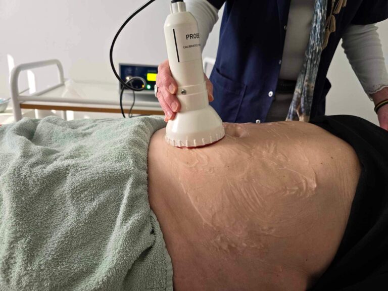 Vi anvender RF-bølger til at sætte din forbrænding igang og hjælper dig med at komme af med fedt på en sikker og effektiv måde